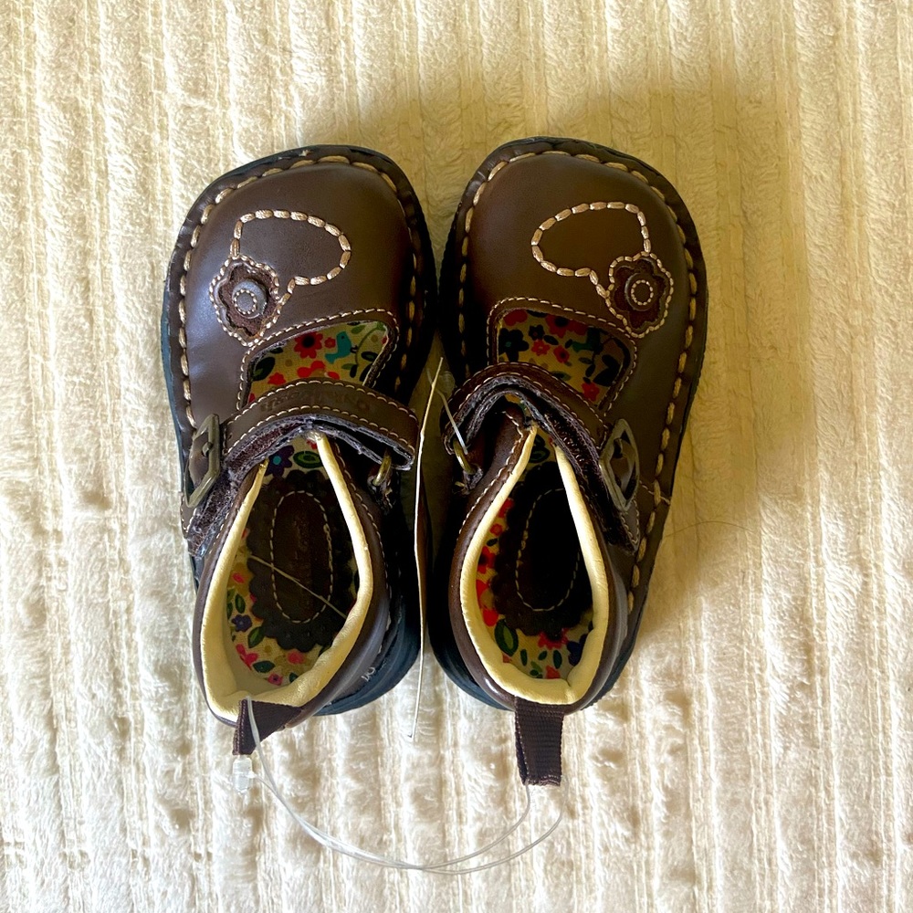 NWT Oshkosh Girls Brown Leather Shoes Sz 4